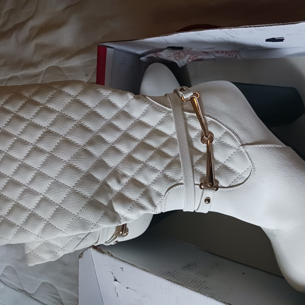 Elegant White Quilted Women's Boots